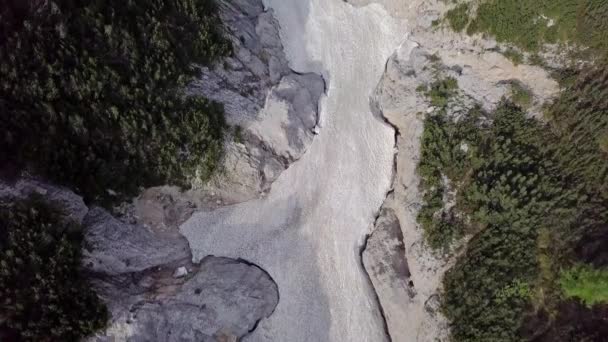 Luchtfoto Van Modderstroom Met Sneeuw Hoog Het Alpengebergte Bovenaanzicht — Stockvideo