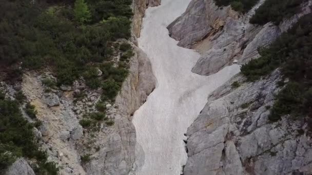Alp Dağlarında Karlı Çamur Akışının Havadan Görünüşü — Stok video