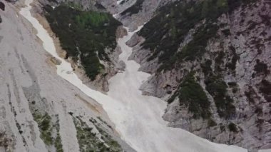 Alp dağlarında karlı çamur akışının havadan görünüşü