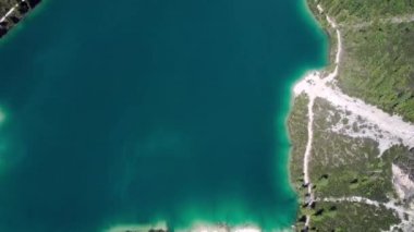 Kristal berrak gölün havadan görünüşü Lago di Braies ve kayalık dağlar