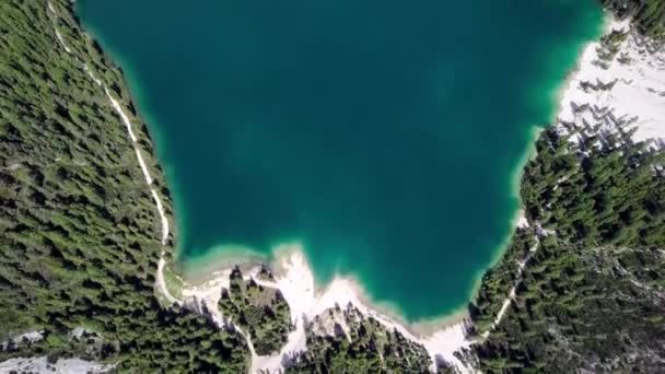 Vista Aérea Del Lago Cristalino Lago Braies Montañas Rocosas — Vídeos de Stock