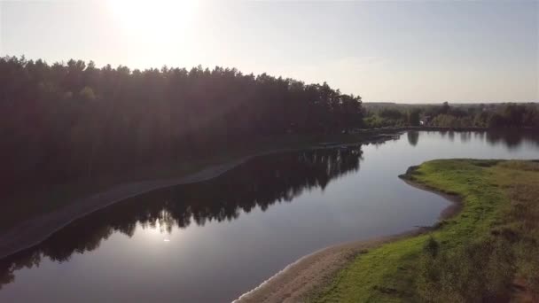 Flygfoto Över Sjön Skogen Solnedgången — Stockvideo