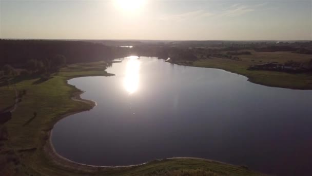 Vue Aérienne Lac Dans Forêt Coucher Soleil — Video