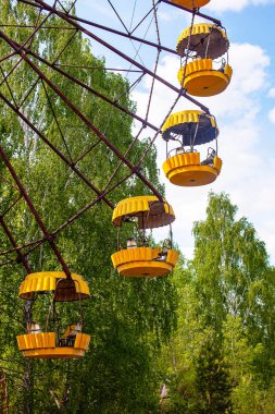 Çernobil sınırlama bölgesinde dönme dolabın sarı kulübeleri..