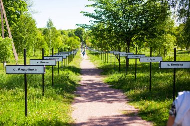 Çernobil faciasından sonra yerleştirilen şehirlerin isimlerinin yazılı olduğu plakalar..