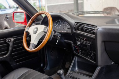 Eski bir Alman arabasının direksiyon simidi..