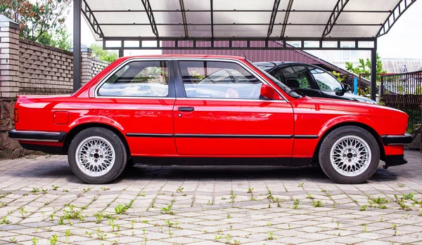 Rojo Alemán Coche Retro Estacionado Patio — Foto de Stock