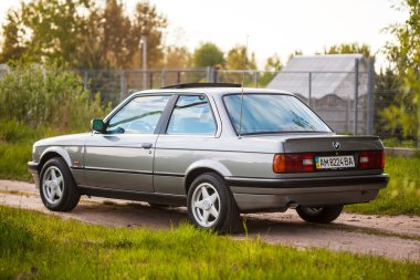 KYIV, UKRAINE - 21 Mayıs 2020: Eski bir Alman ender bulunan BMW e30 'un sol arka parçası.