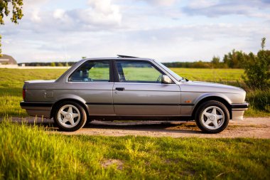 KYIV, UKRAINE - 21 Mayıs 2020: Eski bir Alman BMW e30 'un doğru parçası.