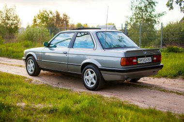 KYIV, UKRAINE - 21 Mayıs 2020: Eski bir Alman ender bulunan BMW e30 arabasının arkası.