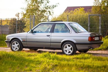 KYIV, UKRAINE - 21 Mayıs 2020: Eski bir Alman ender bulunan BMW e30 'un sol parçası.