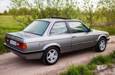 KYIV, UKRAINE - 21 Mayıs 2020: Eski bir Alman BMW e30 'un doğru parçası.