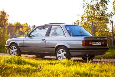 KYIV, UKRAINE - 21 Mayıs 2020: Eski bir Alman ender bulunan BMW e30 'un sol arka parçası.