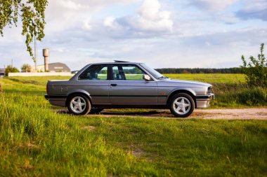 KYIV, UKRAINE - 21 Mayıs 2020: Eski bir Alman BMW e30 'un sağ arka parçası.