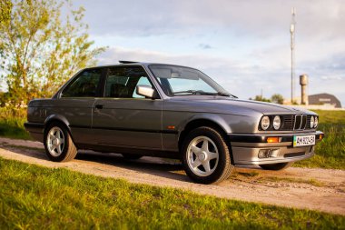 KYIV, UKRAINE - 21 Mayıs 2020: Eski bir Alman BMW e30 'un doğru parçası.