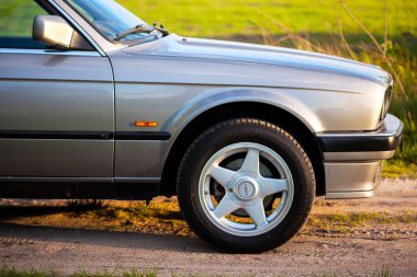 KYIV, UKRAINE - 21 Mayıs 2020: Eski bir Alman BMW e30 'un doğru parçası.