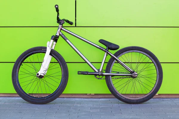 Kyiv Ukraine May 2015 Stunt Bike Stands Green Wall Background — Stockfoto