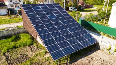 Güneş panelleri bir garajın çatısına, kır evine yerleştirilmiş..