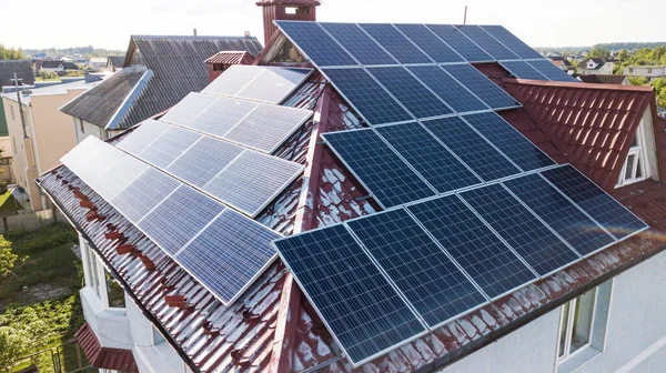 Сонячні Панелі Розміщені Даху Житлового Заміського Будинку Стокове Фото