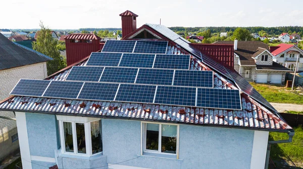 Сонячні Панелі Розміщені Даху Житлового Заміського Будинку Стокове Зображення