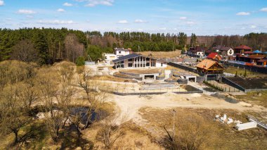 Bir kır evinin havadan görünüşü.