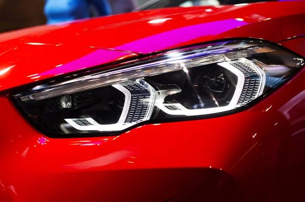 Kırmızı bir arabanın modern LED optikleri..