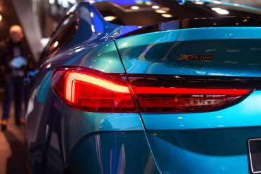Münih, Almanya - 28 Aralık 2019: Mavi bir BMW içinde modern arka LED optikler, yakın plan.