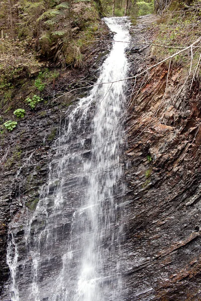 Guk Cascada Zhenetskyy en los Cárpatos . — Foto de Stock