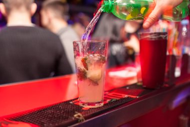 Barmen kokteyl yapmak