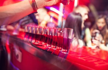 Barmen kokteyl yapmak