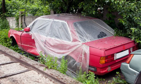Carro vermelho danificado — Fotografia de Stock
