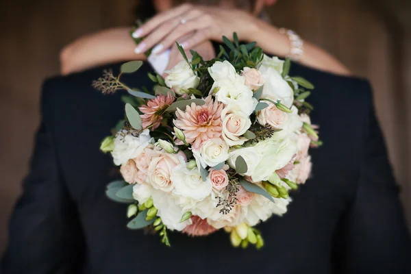 Mariée avec un bouquet dans les mains — Photo