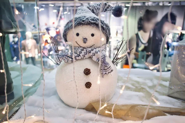 Vetrina di Natale negozio con pupazzo di neve — Foto Stock
