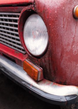 Kırmızı paslı araba