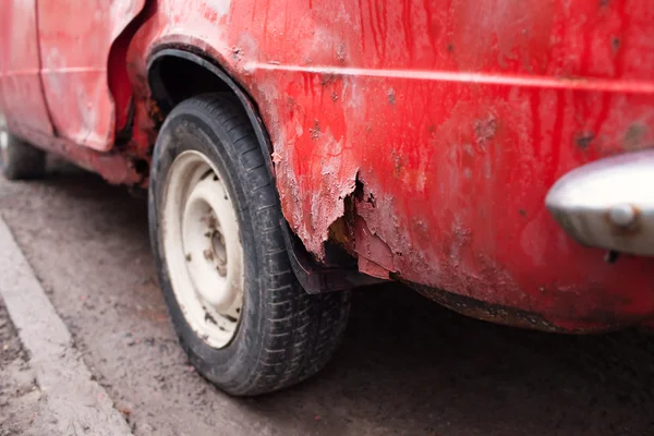 Rode roestige auto — Stockfoto