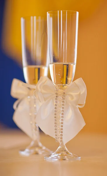 Bicchieri da sposa con champagne — Foto Stock