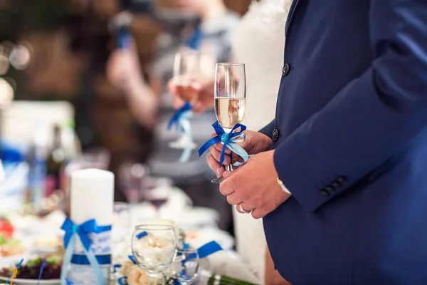 Copos com champanhe em mãos recém-casados — Fotografia de Stock