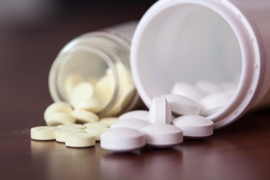 Ahşap bir masa üzerinde beyaz hap redischarge