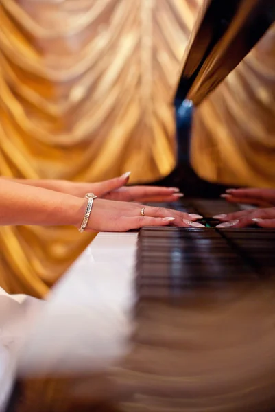 钢琴键盘上的女人的手 — 图库照片
