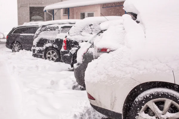 Snow-covered cars during a winter blizzard — Stock Photo, Image