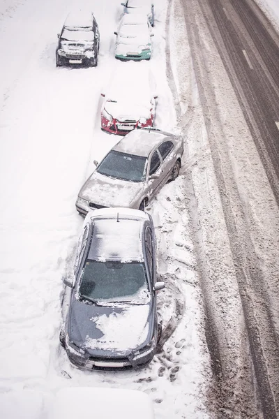 Snow-covered cars on the roadside — Stock Photo, Image