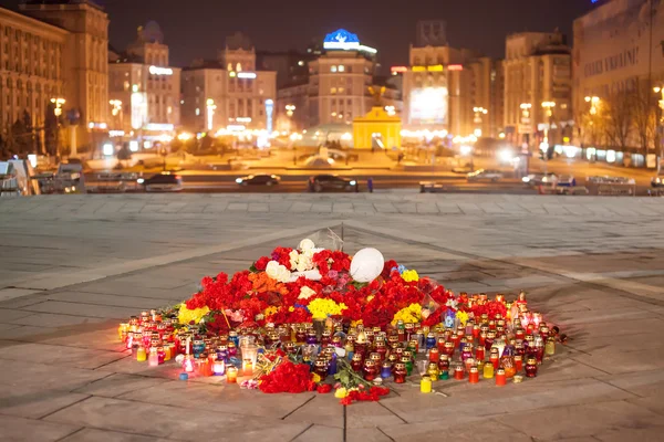 Yahrzeit velas e flores na Praça da Independência em Kiev. Ucrânia — Fotografia de Stock