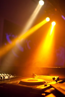 Sahne ışıkları yanar, dj pikap