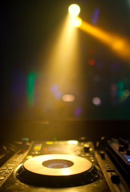 Sahne ışıkları yanar, dj pikap