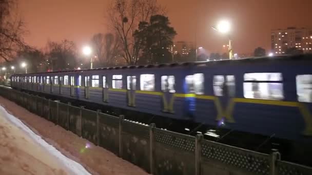 Tren de metro en movimiento — Vídeo de stock