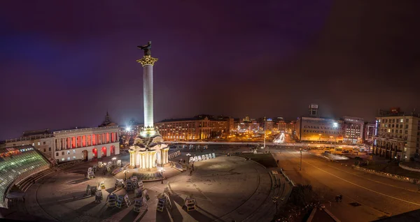 KIEV, UCRÂNIA - 25 de fevereiro de 2015: Vista panorâmica da Praça da Independência à noite — Fotografia de Stock