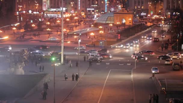 Kiew, Ukraine - 25. Februar 2015: Blick auf den Unabhängigkeitsplatz am Abend — Stockvideo