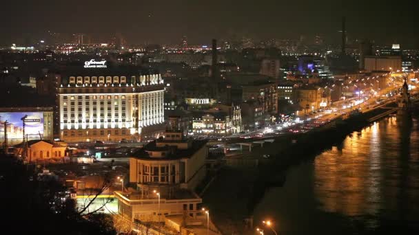 키예프, 우크라이나-2015 년 2 월 25 일: Hemline-저녁에 키예프의 역사적인 지구의 전경 — 비디오