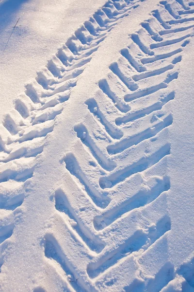Band tracks auto op sneeuw — Stockfoto