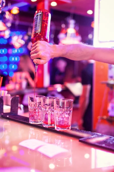 Barman haciendo cóctel — Foto de Stock